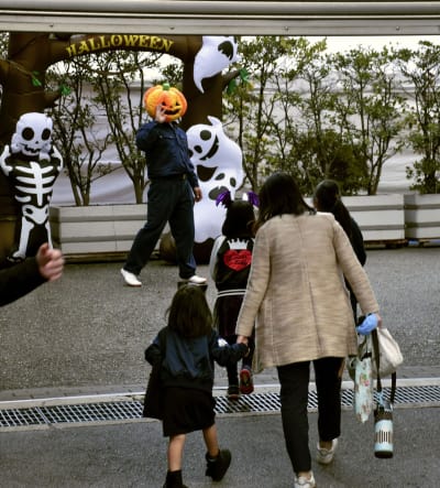 ハロウィンで山口組が菓子配りの催し 住民らがパレードでけん制 (2018年10月31日掲載) - ライブドアニュース