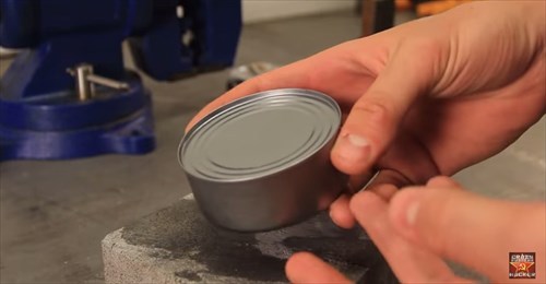 覚えておくと便利！缶切りなしで缶詰を開ける裏ワザ | BUZZmag