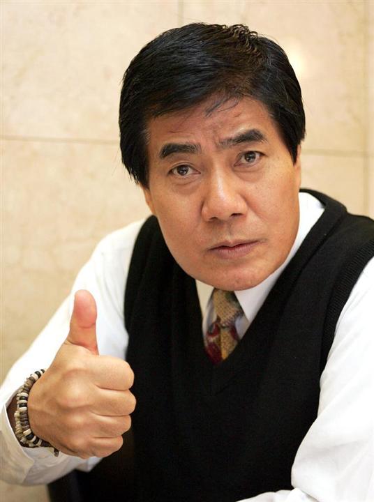 『伝説のAV監督』を演じる山田孝之が“白ブリーフ”で女優に迫る!