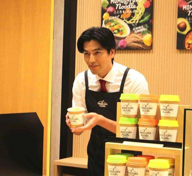 要潤、オーダー型カップヌードルに「今までのイメージ覆す」日本初店舗の初代店長