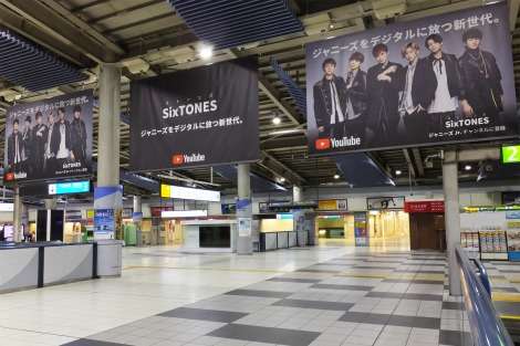 ジャニーズJr.SixTONES、YouTubeキャンペーンに抜てき　都内に巨大ポスター登場 | ORICON NEWS