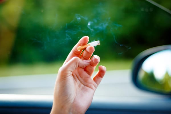 子供がいる車内での喫煙は罰則！？　厳しい条例見直しに「やむなし」の声も