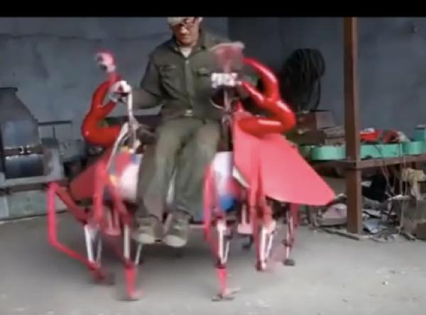 農家の中国人男性が、人が乗れるカニ型のロボを生み出してしまう