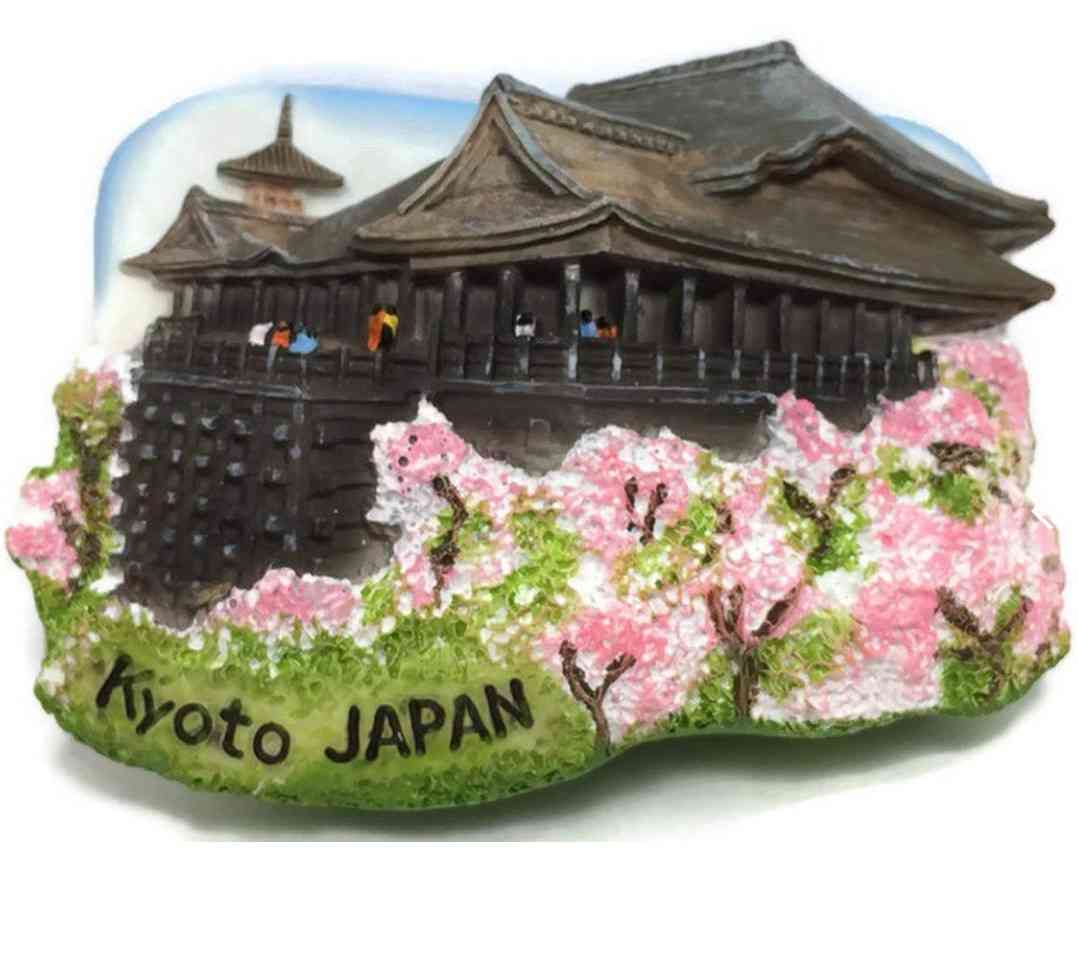 旅行先でつい買ってしまう物