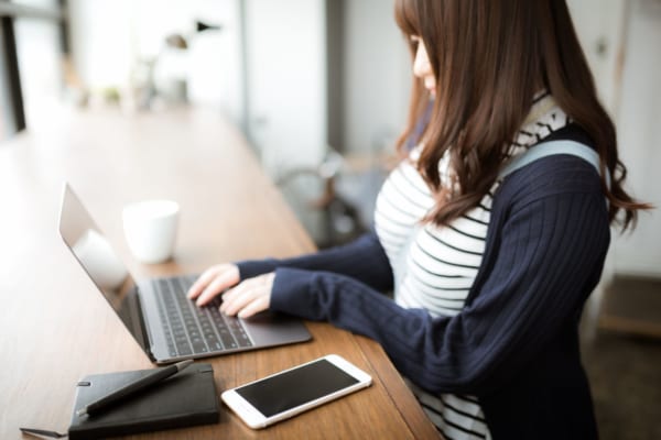 長居しすぎ! カフェでPCを開いて仕事をする人の不快行動3選