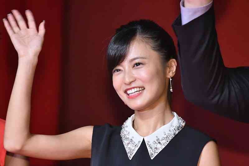 小島瑠璃子、海中でのセクシービキニ姿に反響「お尻綺麗」「足ながっ」「リアルマーメイド」 | AbemaTIMES
