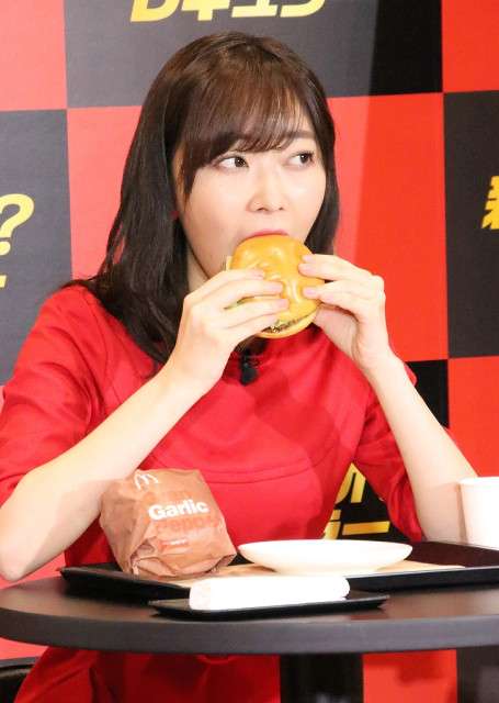 指原莉乃　ホントにダイエット中！？　ハンバーガー３個をバクバク！ : スポーツ報知