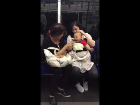 電車の中で大笑いが止まらない赤ちゃん - YouTube
