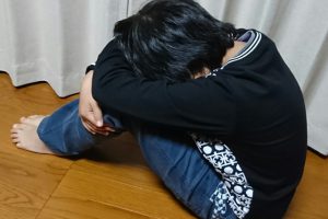   登校拒否・不登校の親の４つの特徴や家庭環境と原因。仕事は辞める？休む？ | 脱不登校の道