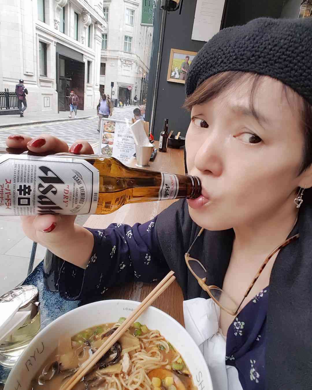 桃井かおり、ロンドンでラーメン食べて不機嫌に　「ビールで口直し」　美肌にも注目集まる
