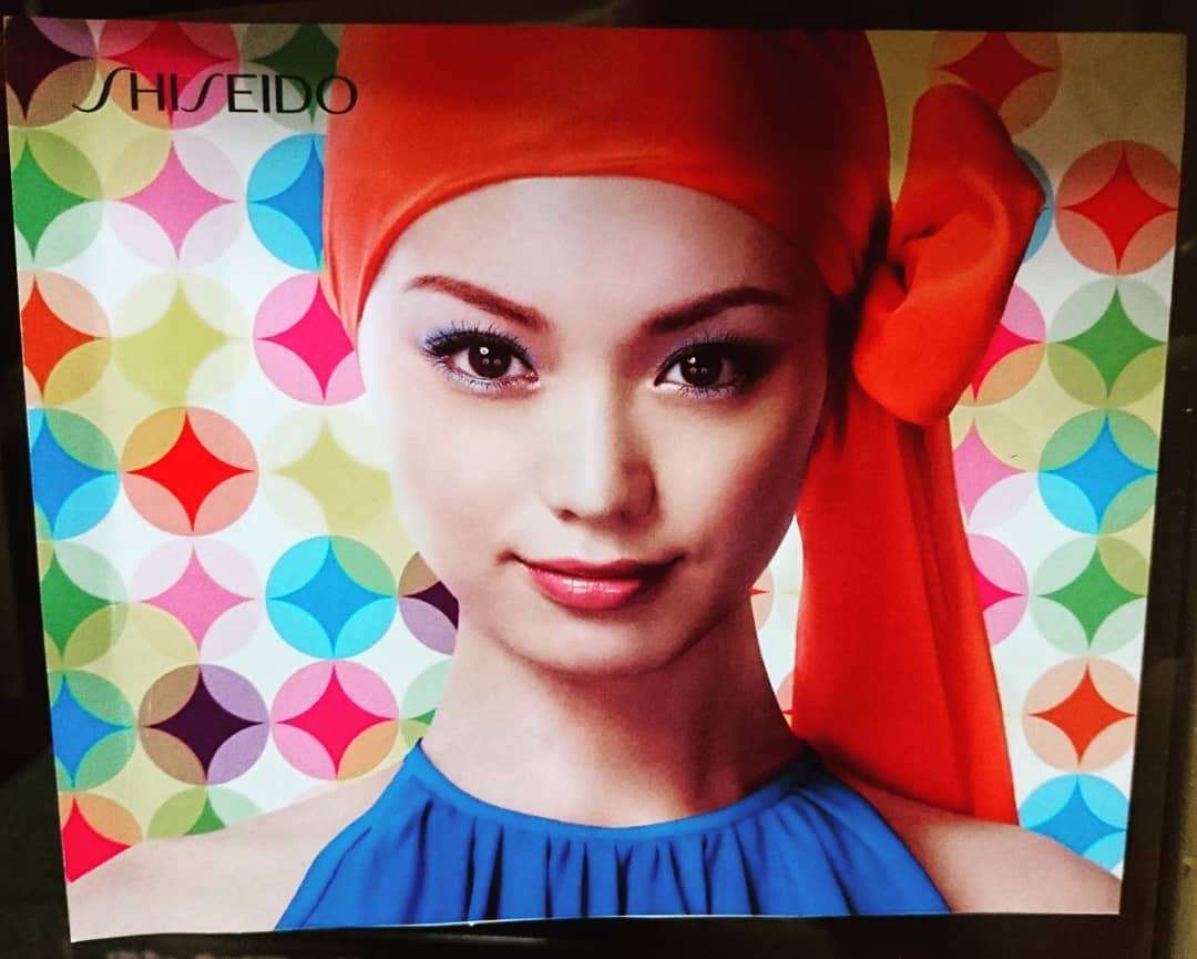 色々な化粧品ポスターが見たい！