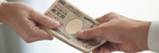 彼のプライドを傷つけずにお金を出す方法