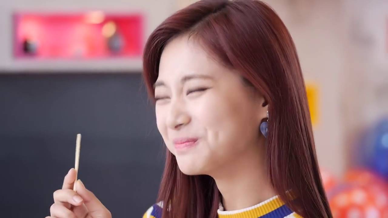 트와이스(TWICE) 가마로강정 CM 메이킹필름 - YouTube