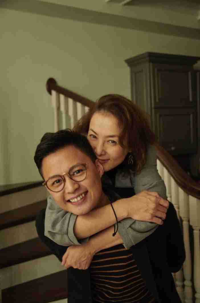 花田優一、母・景子さんをおんぶした2ショットに「恋人同士みたい」の声 | AbemaTIMES