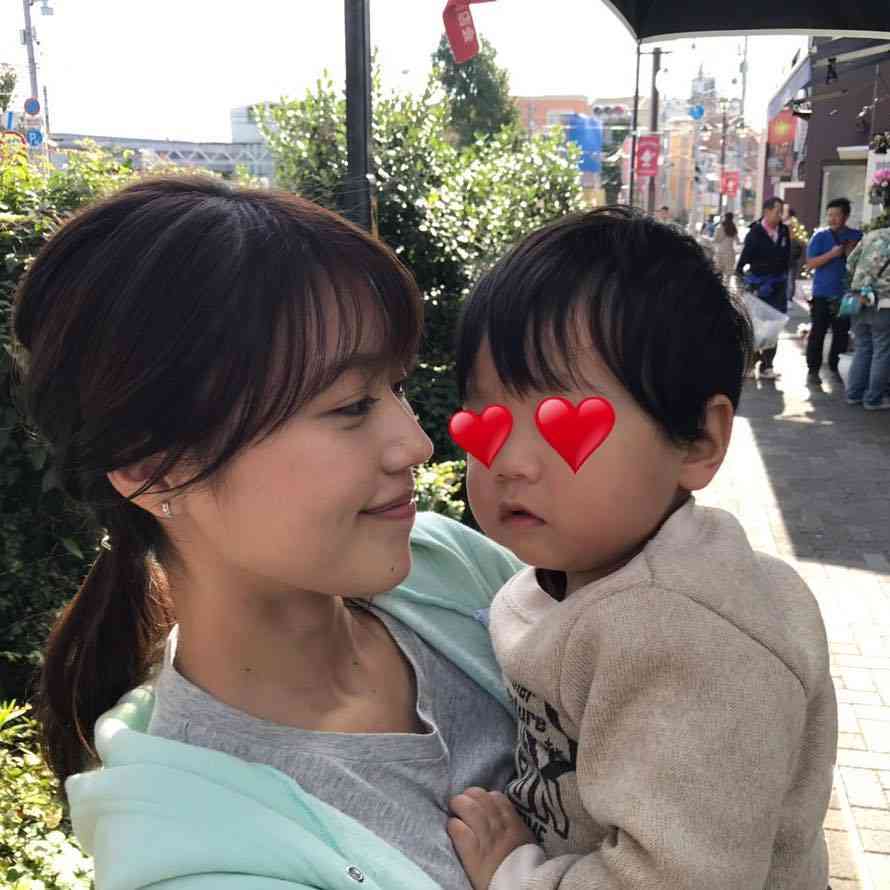 有村架純、子どもを抱っこした“ママ感”溢れる一枚に反響「良いお母さんになりそう」