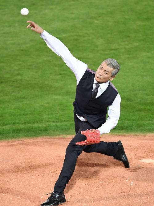 「これが53歳だと…⁉」　始球式の吉川晃司がカッコよすぎるとネット騒然