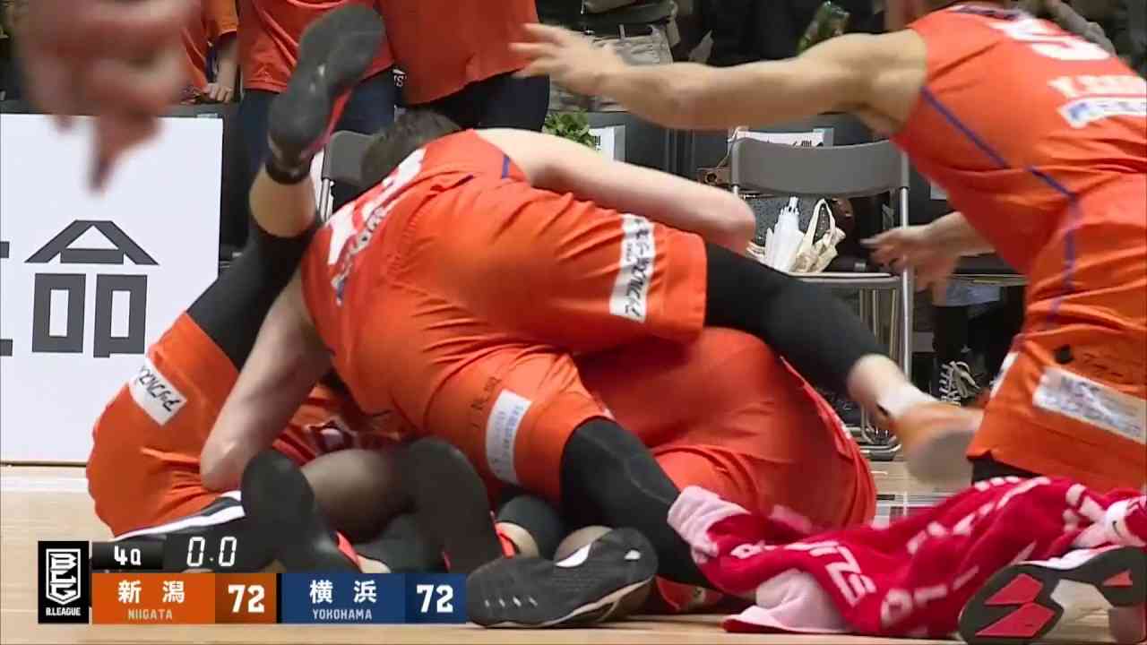 五十嵐圭のスーパーロングブザービーターで新潟が劇的勝利！｜B.LEAGUE第32節GAME1｜05.06.2017 プロバスケ (Bリーグ) - YouTube