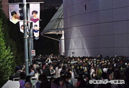 BTS東京ドーム公演で場外戦ボッ発！反韓団体集結し警察出動（東スポWeb） - Yahoo!ニュース