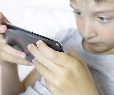 「寄った両目が元に戻らない！」スマホ依存で…子どもの斜視が増加か