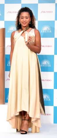 大坂なおみ選手、“好きな色”ゴールドのドレスで登場 メイクは勉強中