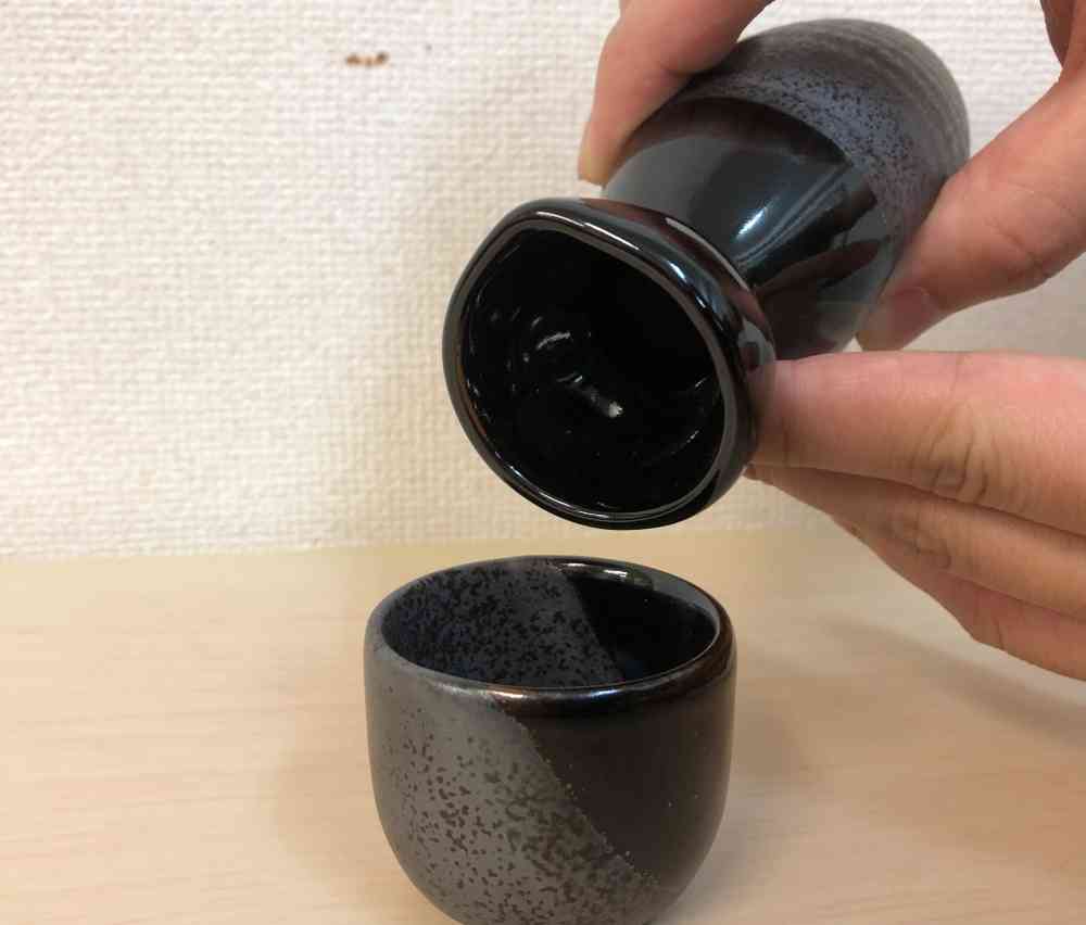 「注ぎ口から注いではならない」？ TVで紹介された「とっくりのマナー」にネット民騒然