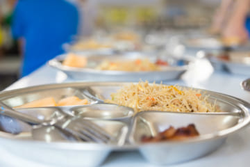 給食後も牛乳を飲まされ…学校の過剰な「完食指導」はなぜ起きる？　会食恐怖症に発展も…。