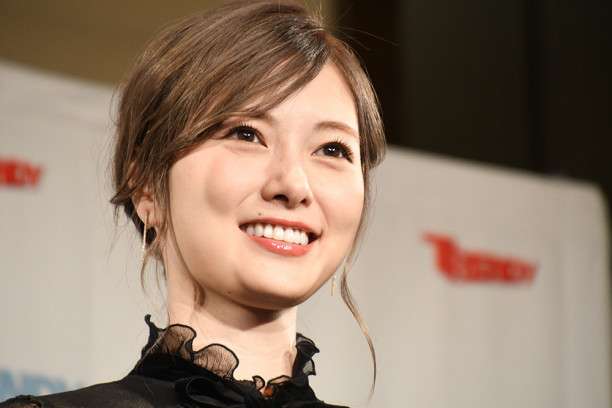 白石麻衣写真集22度目の重版で33万部突破「異常事態」ロングヒット