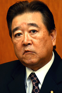 【画像】長いまつ毛のタレ目の男性