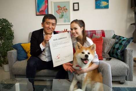 ザギトワ選手の“愛犬マサル”肉球で調印　『エアウィーヴ』と広告出演契約 | ORICON NEWS