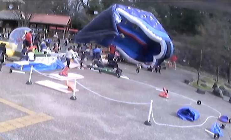 エア滑り台倒れ、10歳女児骨折　兵庫・姫路