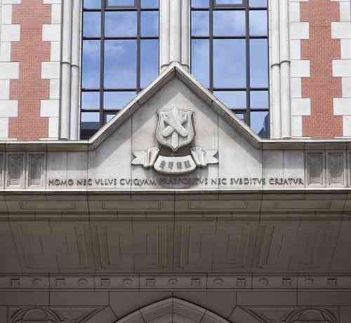 慶応大学が声明、学生の逮捕相次ぎ「信頼裏切る」