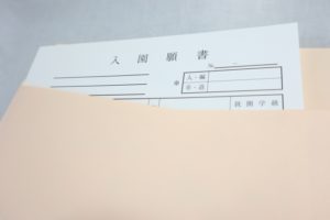幼稚園活動中のママさん集合