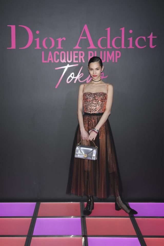 水原希子、独特な自ブランド服着用で「細すぎる!」「髪型もメイクもかっこいい」の声