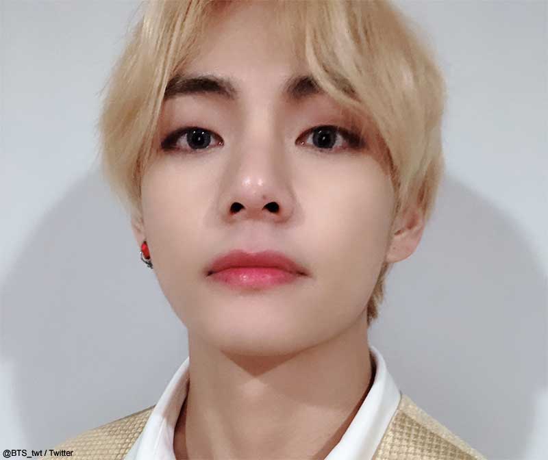 BTS（防弾少年団）V、輝く魅力を放出！ 「2018 アジア・アーティスト・アワード」レッドカーペットでスポットライトを浴びる - KPOP monster