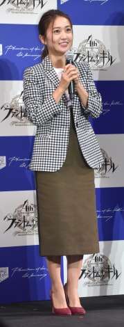 海外渡航の大島優子、帰国後初公の場で笑顔「気合を入れてやっていきたい」