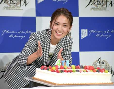 海外渡航の大島優子、帰国後初公の場で笑顔「気合を入れてやっていきたい」