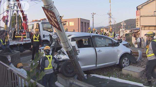 踏切に突っ込み電車と衝突　運転の83歳女性が重傷