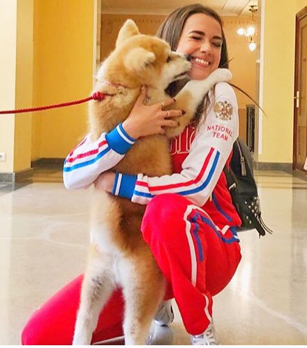 ザギトワ選手の“愛犬マサル”肉球で調印 『エアウィーヴ』と広告出演契約