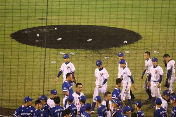 野球のU-18アジア選手権で、韓国選手がマウンド付近に物を放り投げたままにし批判｜ニフティニュース