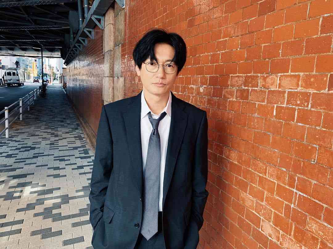 井浦新、“ゆるネクタイ”のスーツ姿にファン大興奮「かっこよすぎて鼻血出た」