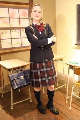 トリバゴ美女ナタリー エモンズが人生初のjk制服披露 頭がよくなったみたい ガールズちゃんねる Girls Channel