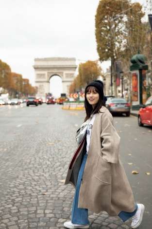 橋本環奈、笑顔全開でイナバウアー披露 写真集ツイッター貴重カット公開