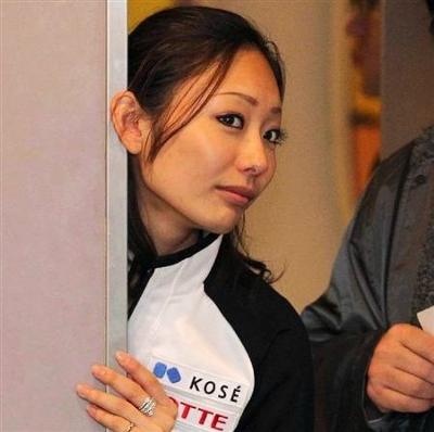 友人の結婚相手の職業聞きますか？