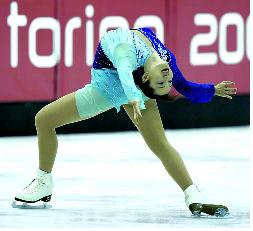 橋本環奈、笑顔全開でイナバウアー披露 写真集ツイッター貴重カット公開