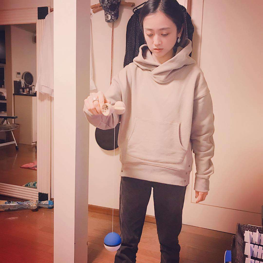 安達祐実、実家で料理中の一枚に反響「ジャガイモの面取りをしてるだけでこの美しさ…」