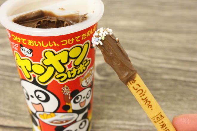 工場から液状チョコあふれ道路に、ドイツ西部で消防隊が緊急出動