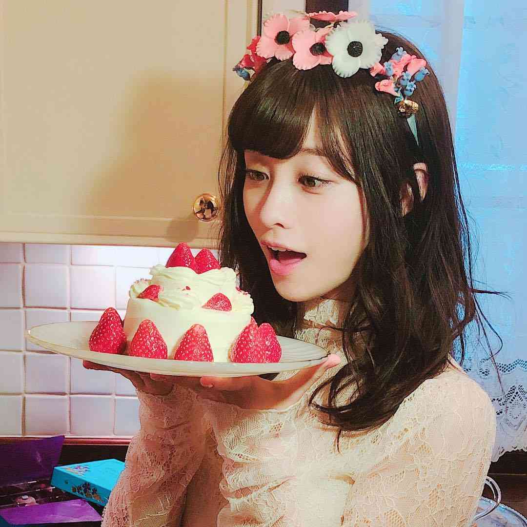 橋本環奈に食べられたい? 女性誌のオフショットが天使すぎて「2冊買った」
