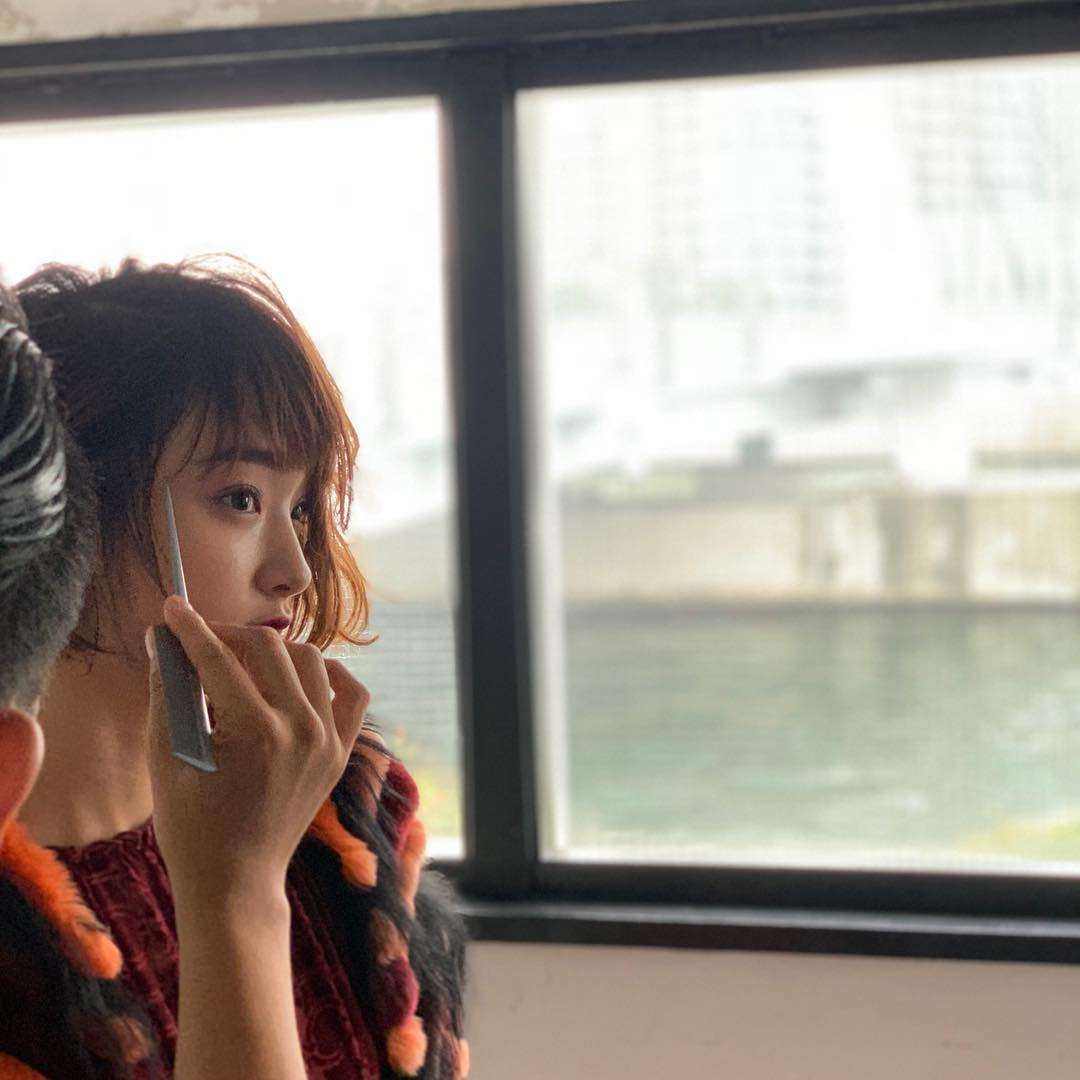 剛力彩芽、「どんどんキレイに…」屋外ロケで撮影中の姿に称賛の声が相次ぐ