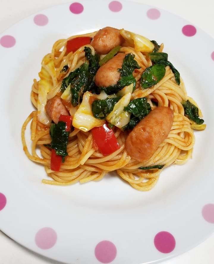 nazu★ on Instagram: “今日のお料理❤ トマトソースパスタ?  昨日のキャベツとパプリカの残りと常備してあったソーセージ、小松菜も入れて?  #自炊 　#自炊女子 　#トマトソースパスタ 　#晩ご飯 　#料理好きな人と繋がりたい 　#クッキング 　#美味しいね 　#いただきます 　#お腹いっぱい…”