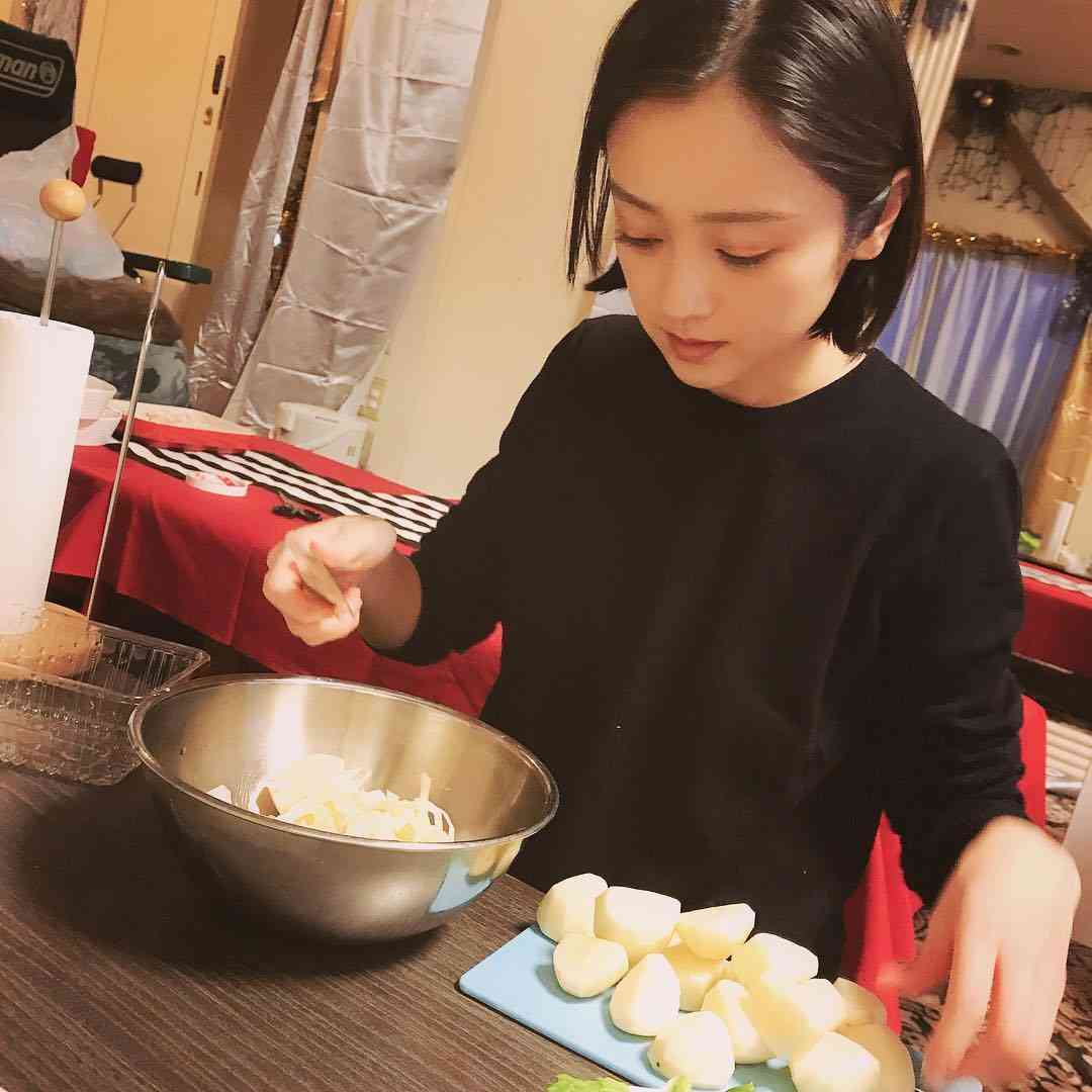 安達祐実、実家で料理中の一枚に反響「ジャガイモの面取りをしてるだけでこの美しさ…」